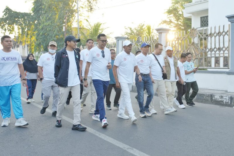 Foto Suasana Saat Bupati Drs. H. Haerul Warisin, M.Si Bersama Kadis Kesehatan Lotim, H. L. Aries Fahrozi, S.Kep.Ners, M.Kep Mengikuti Acara Jalan Sehat saat HBDI Ke-118 di Lapangan Tugu, Minggu (26/7/2026) (PKP Lotim)